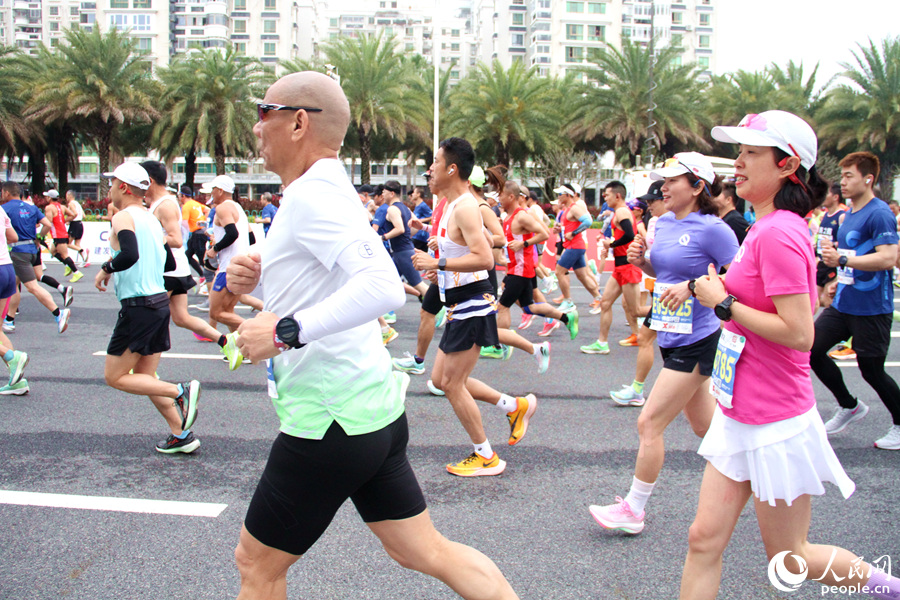 参赛选手在干净整洁的赛道上激情奔跑。人民网 陈博摄