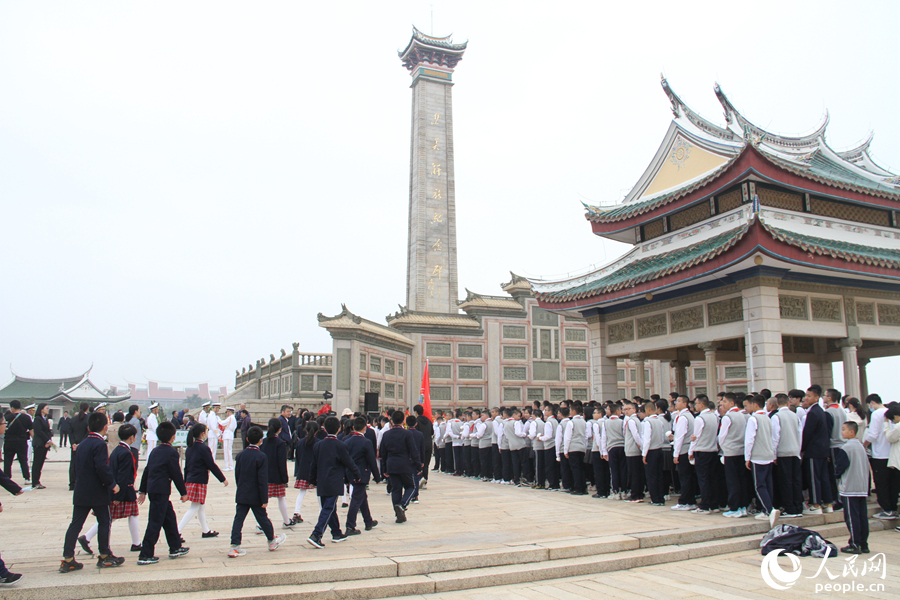 海内外各界人士1000余人在厦门市集美区鳌园共同祭扫陈嘉庚先生陵墓。人民网 陈博摄