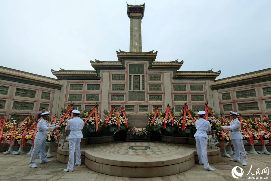 集美学校仪仗队员将花篮放置在陈嘉庚先生陵墓前。人民网 陈博摄