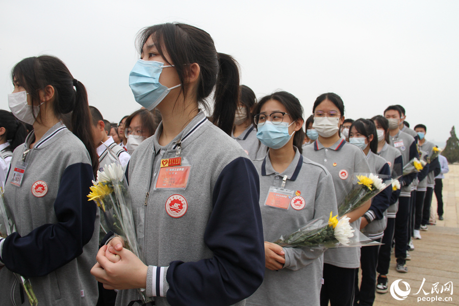 集美学校师生手持鲜花,向陈嘉庚先生陵墓默哀。人民网 陈博摄