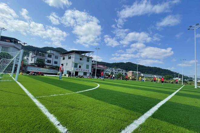 四都小学的足球小将们在学校绿茵场上比赛。中建海峡厦门公司供图