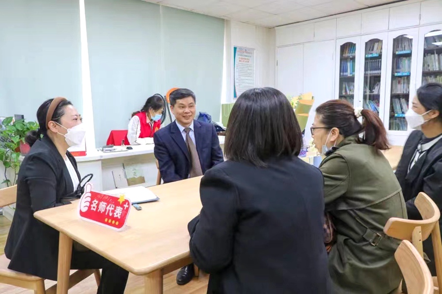 面对面帮助家长解忧。嘉莲街道供图