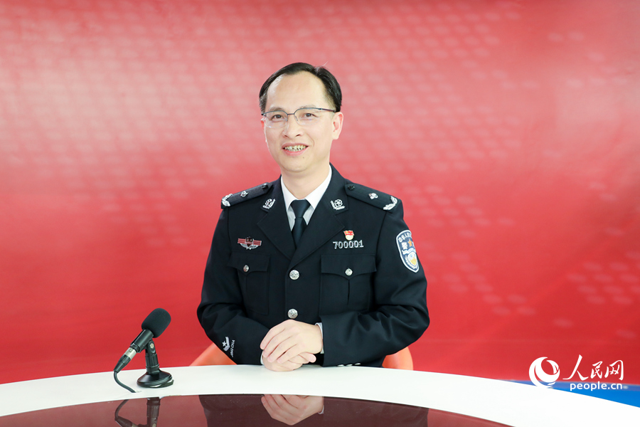 南平市人民政府副市长、公安局局长洪永新接受人民网专访。人民网 陈永整摄