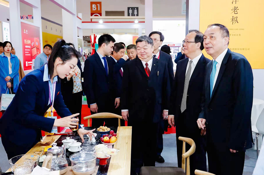 与会嘉宾来到展位观摩制作技艺。林林摄