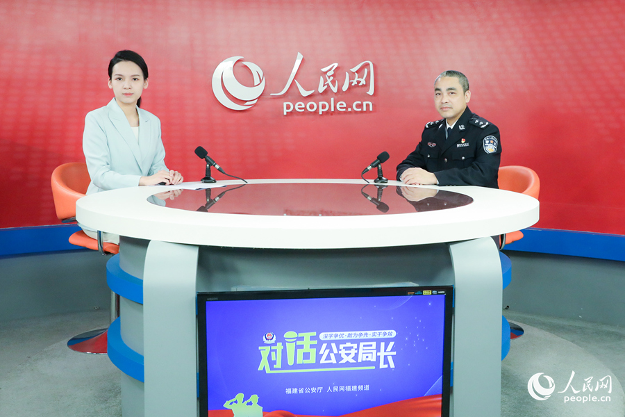 宁德市人民政府副市长、公安局局长吴卫云做客人民网演播室。人民网 陈永整摄