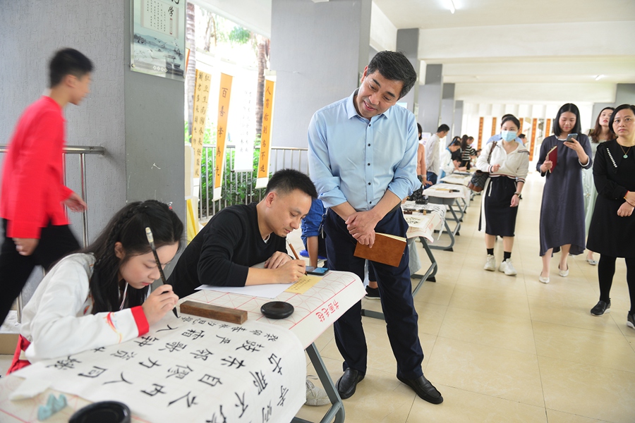 在家风家训长廊里，老师、家长、学生现场书写家风家训、描绘国画。叶诚摄