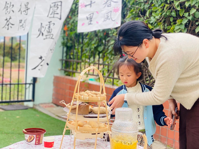 内厝第一中心幼儿园充分挖掘清明节蕴含的各种文化价值，带领孩子们体验清明特有习俗。