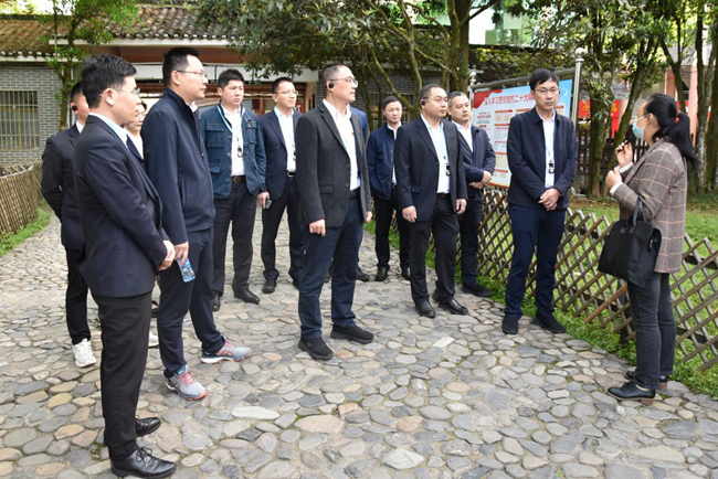 在茨坪旧居聆听先烈事迹。中建海峡供图