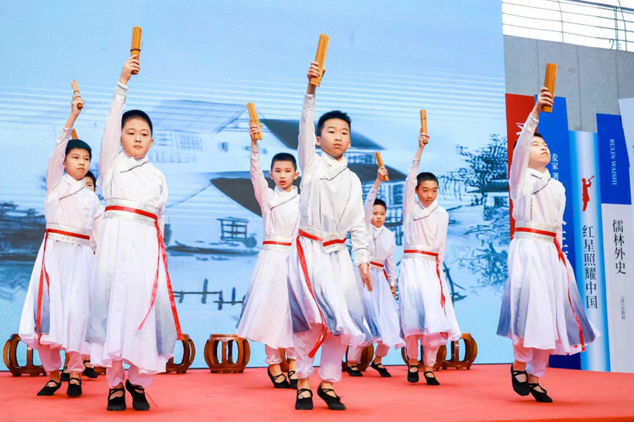 廈門外國語學校海滄附校舞蹈表演《書簡舞》。