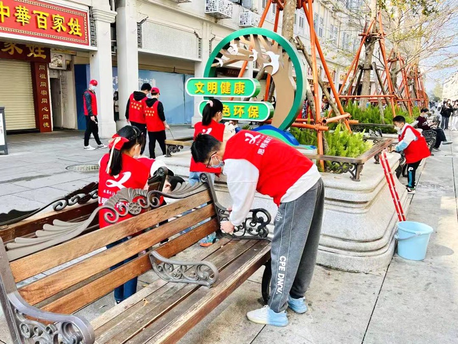 志愿者开展捡拾垃圾、洁净家园等行动,已成越来越多厦门市民的文明自觉。思明区委文明办供图