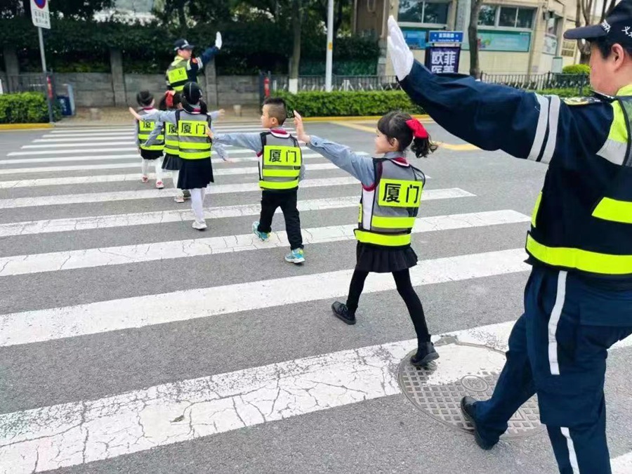 厦门交警守护中小学生安全过斑马线。厦门市公安局交警支队供图