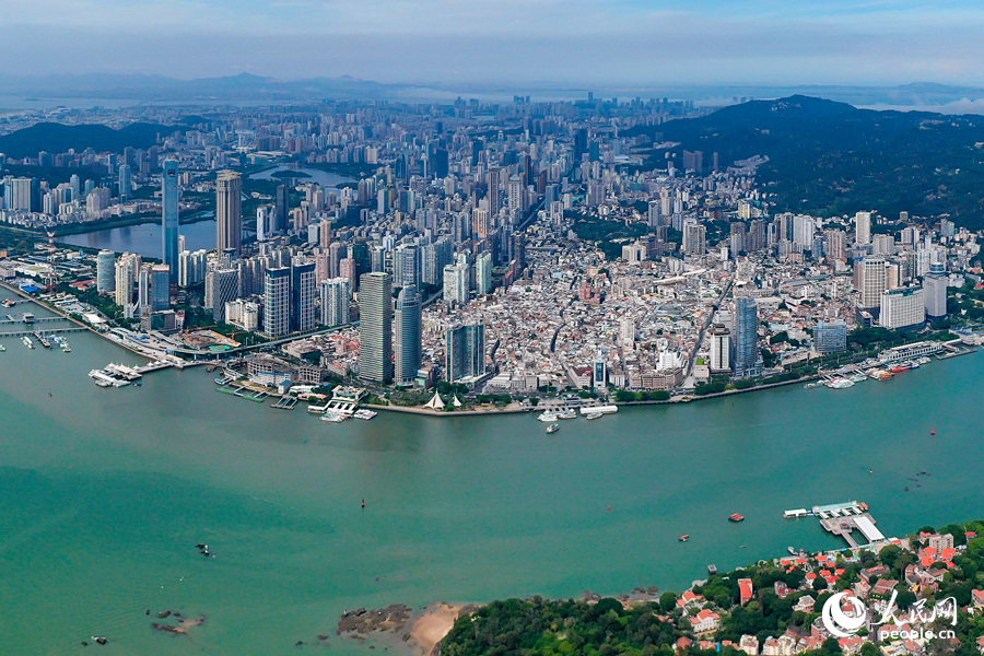 思明区鹭江两岸风光旖旎，是厦门高素质高颜值现代化国际化城市的缩影。人民网 陈博摄