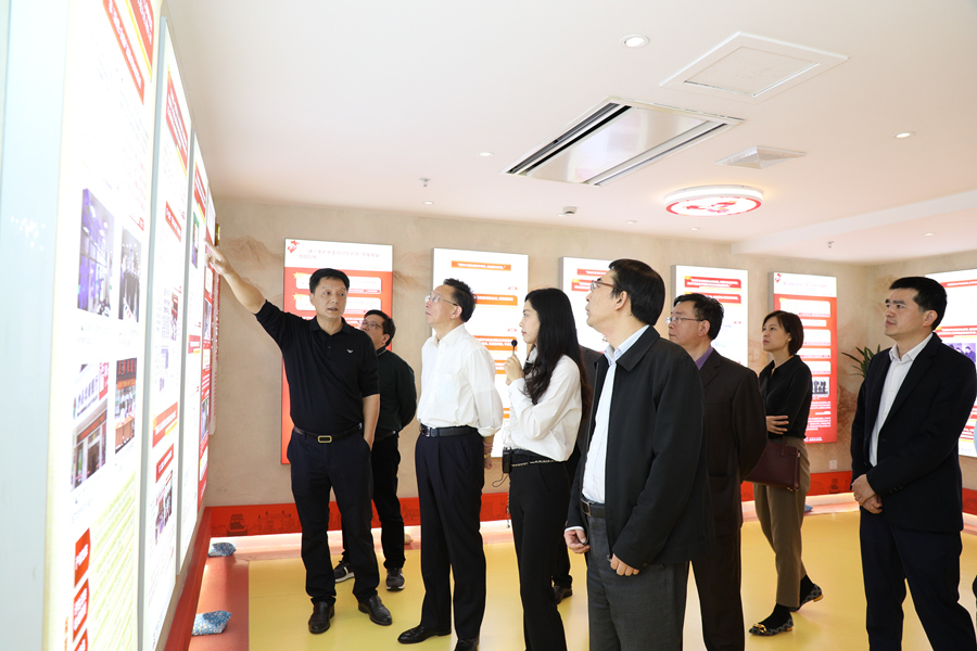 中国思想政治工作研究会、中国金融思想政治工作研究会一行参观人行福州中心支行“走出中国特色金融发展之路”主题党建馆。中信银行福州分行供图