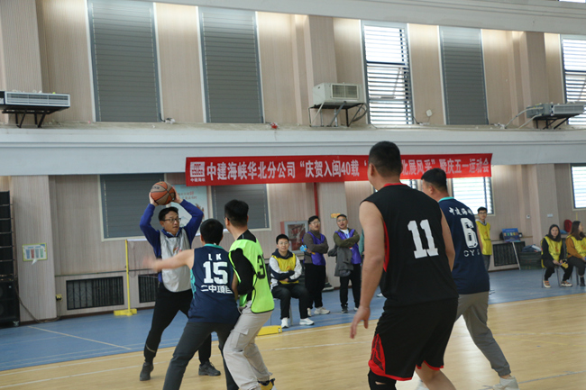 運動會三人籃球賽激烈對抗。中建海峽供圖