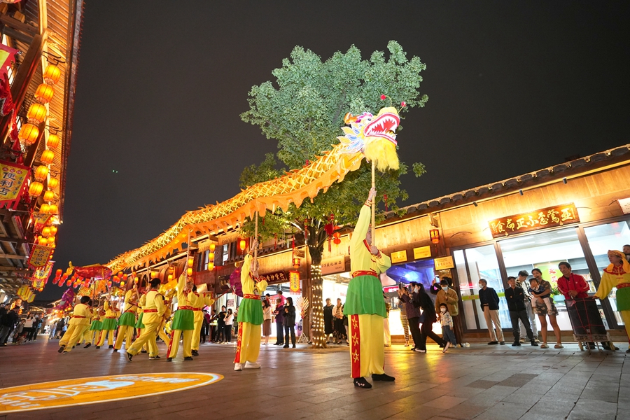莆田兴化府文化街区中，非遗表演“舞龙弄九鲤”正在火热进行。陈晓威摄