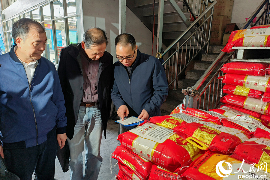 調研檢查組察看福州市糧食批發交易市場糧食交易情況。陳遴攝