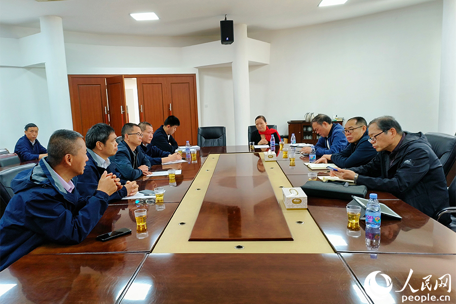 調研檢查組與福州市糧食批發交易市場有關人員座談。陳遴攝