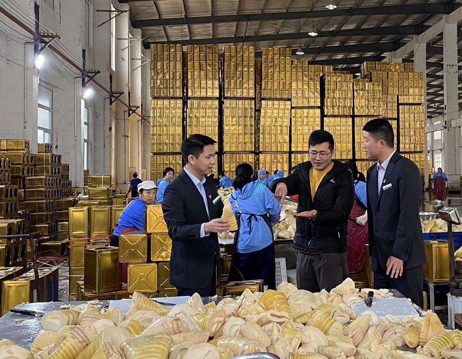 农行客户经理深入龙岩市御篁食品公司生产车间了解竹笋加工情况和金融服务需求。