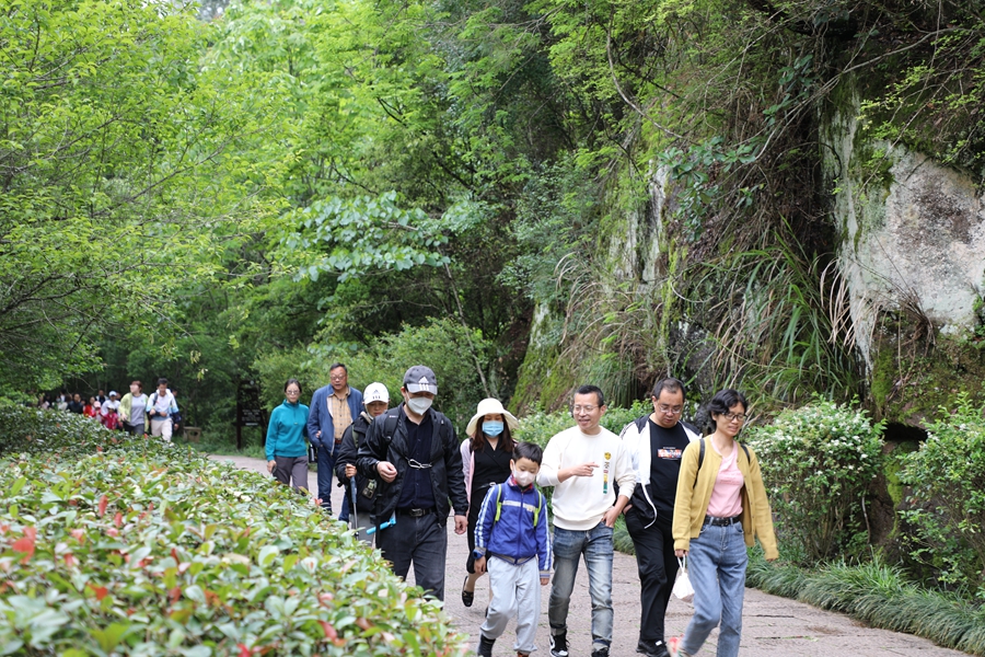 游客在景区游览。吴明淞摄