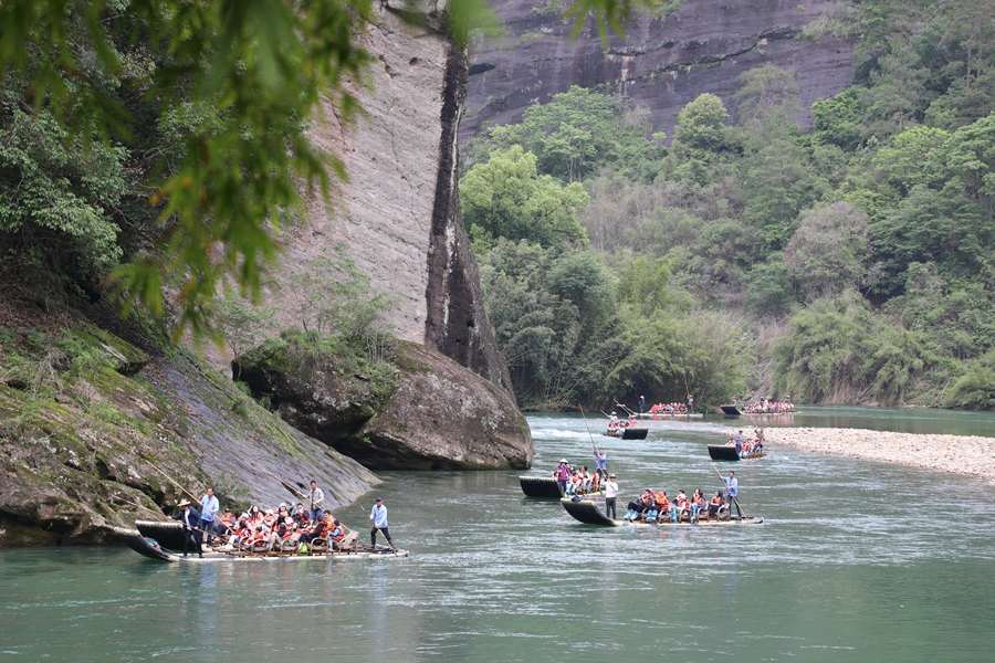 游客乘坐竹筏畅游九曲溪。吴明淞摄