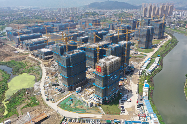 中建海峡福耀科技大学项目生活区全面封顶图。中建海峡供图