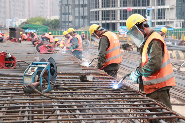 中建海峡福州市轨道交通2号线东延线一期工程项目工人正进行焊接作业。中建海峡供图