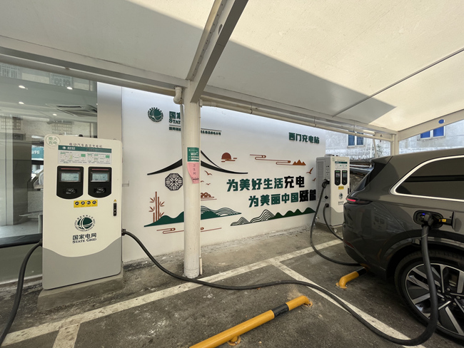 供電能源服務站配套電動汽車充電服務。謝仁攝