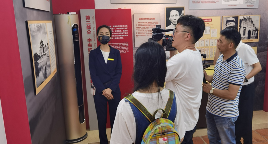 采风团参观毛主席率领红军攻克漳州纪念馆。毛主席率领红军攻克漳州纪念馆又名“芝山红楼”。 1932年4月，中国工农红军东路军翻过武夷山，跨过汀江，一路攻下漳州。攻克漳州后，毛泽东曾在芝山红楼居住、工作20多天。这期间，他主持召开东路军师以上干部会议，并亲自指导地方党组织，为发展闽南革命根据地奠定了基础。馆内展出了红军攻克漳州以及大量闽南地区革命活动的党史资料。李昌乾摄