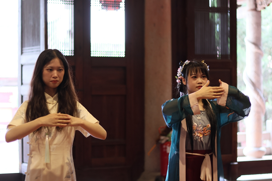 采风团打卡漳州文庙。漳州文庙始建于北宋庆历四年(1044)，总面积近10000平方米，规制宏敞，雄伟壮观。2001年6月，漳州府文庙大成殿被国务院公布为第五批全国重点文物保护单位。李昌乾摄
