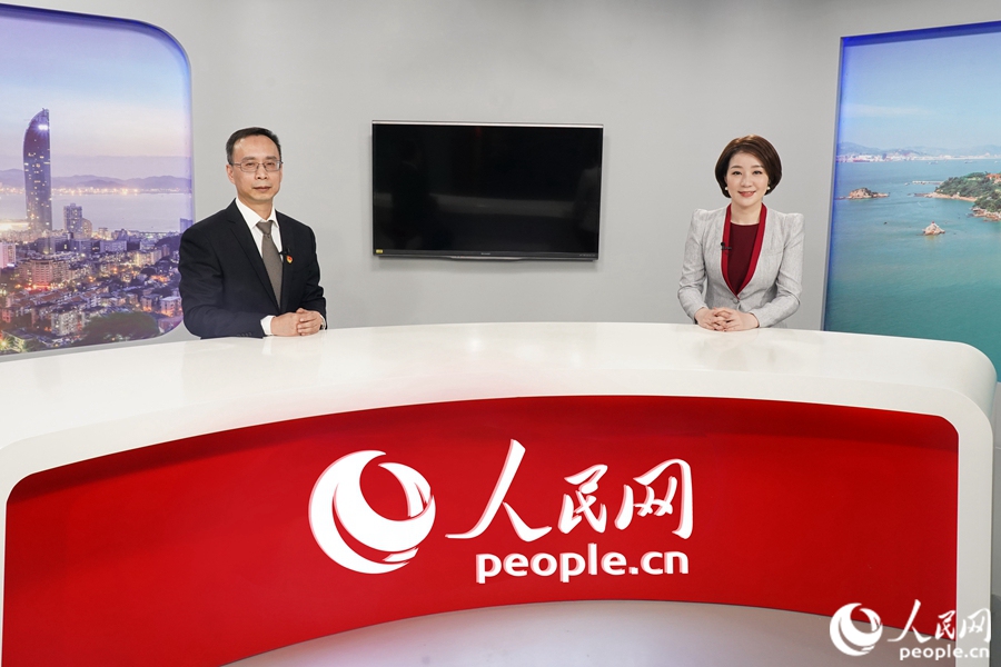 厦门市集美区民政局局长王燕群接受人民网专访。人民网 兰志飞摄