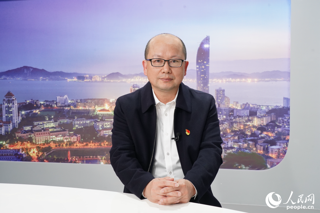 中共厦门市集美区委宣传部副部长、文明办主任戴劲竺做客人民网演播室。人民网 兰志飞摄