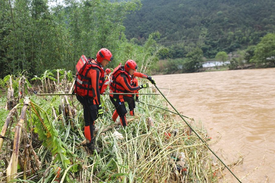 搜救仍在紧张进行。福建省森林消防总队龙岩支队供图
