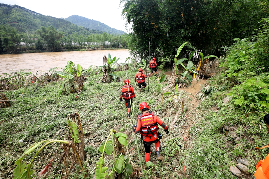 龙岩各级组织500余人全力开展沿途搜救。福建省森林消防总队龙岩支队供图