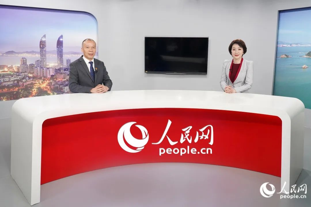 厦门市集美区侨英街道党工委副书记、办事处主任吕火渠接受人民网专访。人民网 兰志飞摄