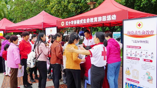现场生命教育游园闯关活动中，市民群众学习参与热情高涨