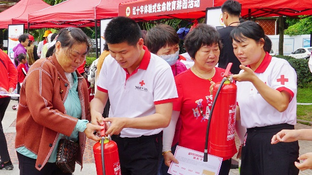 现场生命教育游园闯关活动中，市民群众学习参与热情高涨。厦门国际银行厦门分行供图