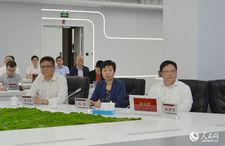 福州市水利局局长张麒蜇（右一）担任现场指挥长。人民网林东晓摄