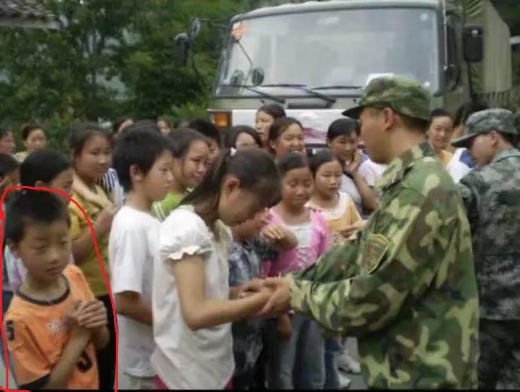 圖左一為10歲的強浩。受訪者供圖