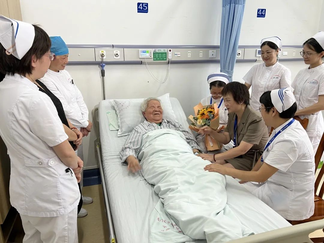 医院的护士们慰问程碧真老奶奶。厦门大学附属中山医院供图