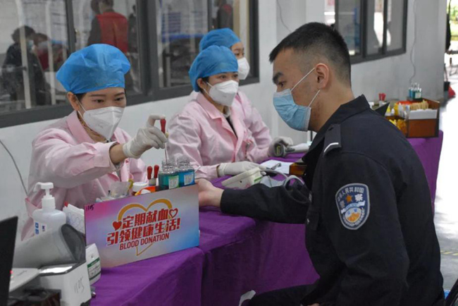 福建警察学院的学生正在献血。福建省血液中心供图
