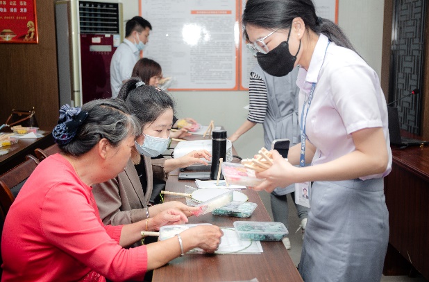 社区居民及职工们