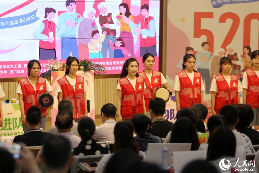 现场表演传统曲艺“三句半”。人民网 陈博摄