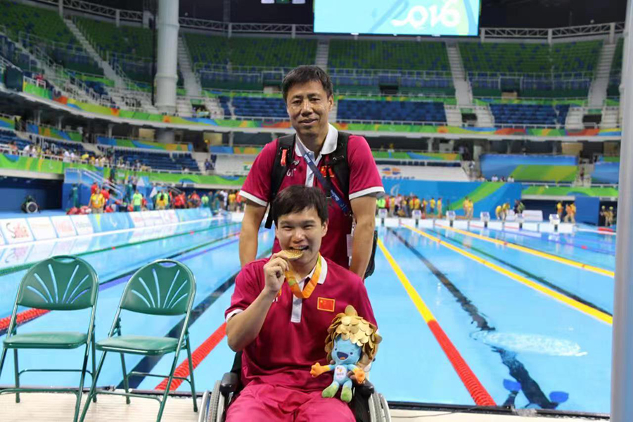 靳志鹏和教练张鸿鹄在里约残奥会游泳馆内合影。受访者供图