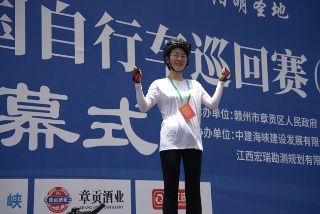 中建海峡参赛选手刘媛到达骑游赛段终点。中建海峡供图
