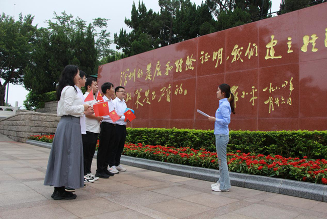 组织职工和家属参观红色教育基地。中建海峡供图