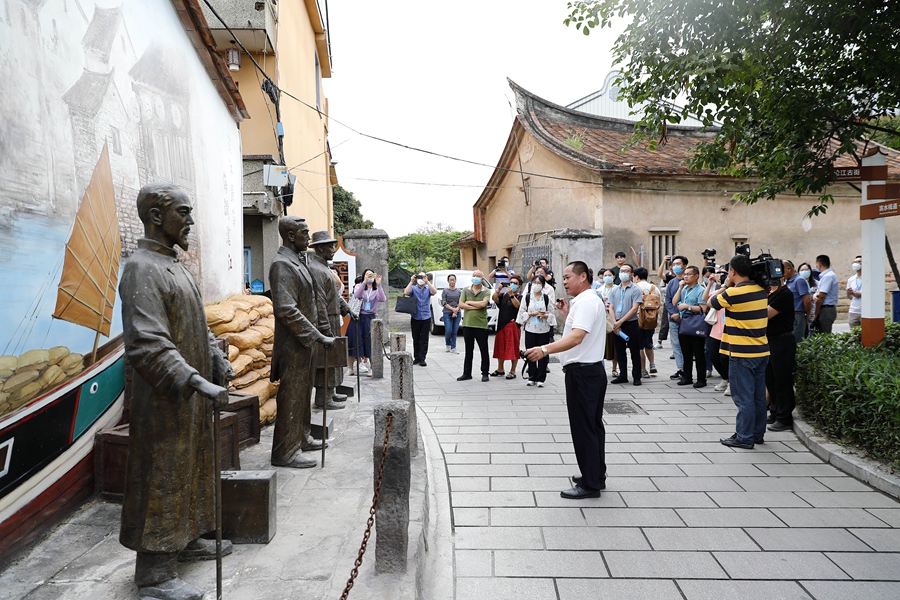 采访团在海沧沧江古镇古街入口，聆听当地华侨先贤事迹。厦门市委宣传部供图