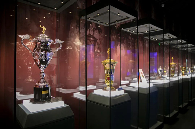 中国女排十次夺冠的奖杯、奖牌复刻品展示。