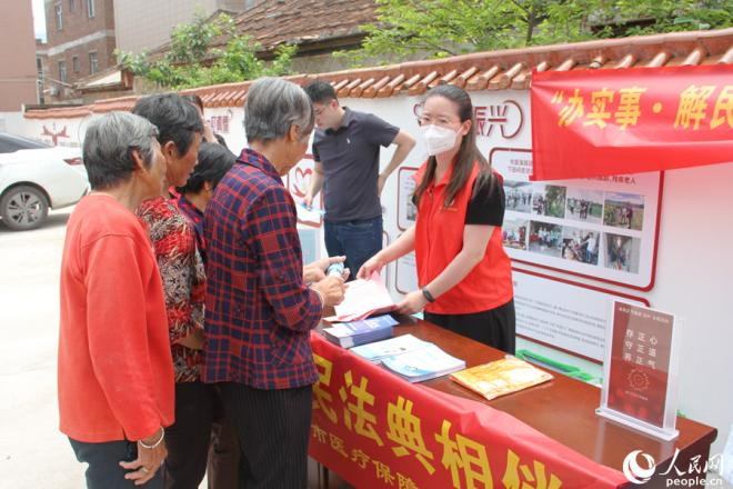 “爱心医保”志愿队在现场开展宣传活动。人民网 陈博摄