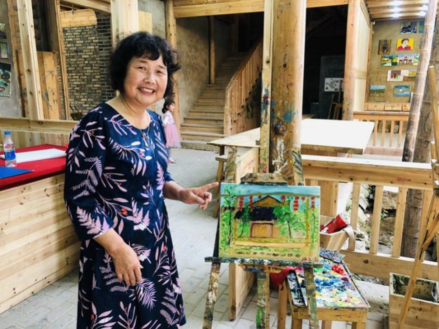 福州的游客來到龍潭村學習繪畫。陳忠業攝