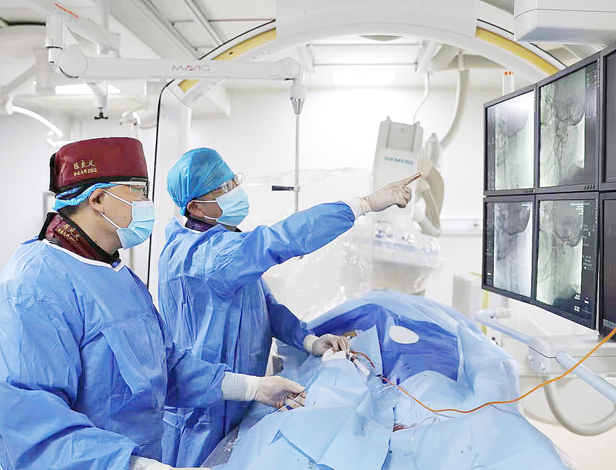 廈門大學附屬中山醫院神經內科陳星宇主任（右）團隊實施介入手術。主辦方供圖